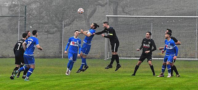 Bild 18: FC Erzingen beendet im Nebel den Siegeszug des SV Buch &ndash; und wir haben die Bilder!