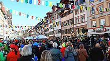Die närrische Gass‘ lockt mit bestem Wetter und tönender Guggenmusik die Waldshuter auf die Straße.