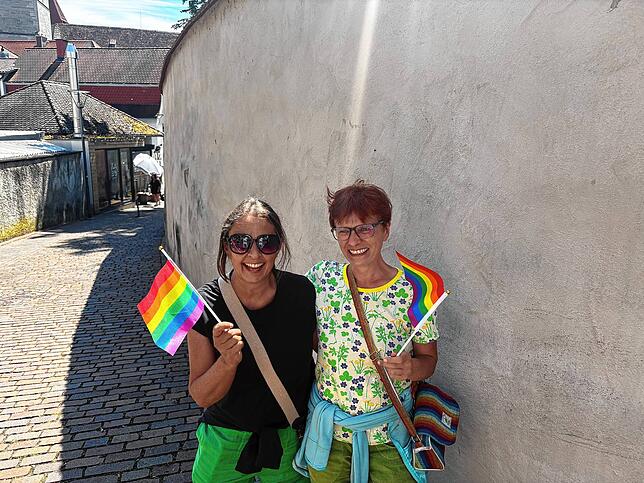 Anja Pein (rechts) aus Hülben in der Schwäbischen Alb ist über 100 Kilometer angereist, um beim CSD mitzulaufen und um ihre Freundin ...