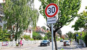 Das Tempo-30-Schild in der Allmannsdorfer Straße, an einigen Stellen steht noch ein Tempo-40-Zeichen. Ebenfalls verbunden mit dem ...