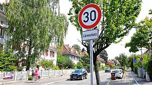 Das Tempo-30-Schild in der Allmannsdorfer Straße, an einigen Stellen steht noch ein Tempo-40-Zeichen. Ebenfalls verbunden mit dem ...