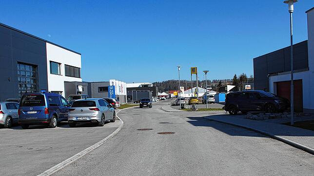 Die Straßen Am Freizeitzentrum und Im Stockäcker erhalten in Etappen einen neuen Belag. Bewohner des Wohngebiets können ihre Autos in ...