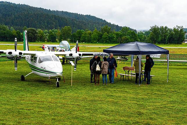 Der Hagelflieger und seine Piloten, hier beim Schwenninger Flugplatzfest. Bild: Hans-Jürgen Götz