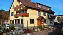 Von außen weist nichts mehr auf die Gaststätte Dorfkrug hin. Das Gebäude soll abgerissen und durch ein neues Gebäude mit Tiefgarage ...