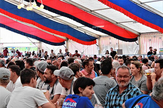 Gelöste Stimmung herrscht im Festzelt beim Handwerkerhock.