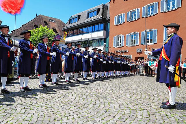 Eine stolze Truppe anlässlich ihrer Feierlichkeiten zum 375-jährigen Bestehen: Die Überlinger Schwerttanzkompanie tritt unter ihrem ...