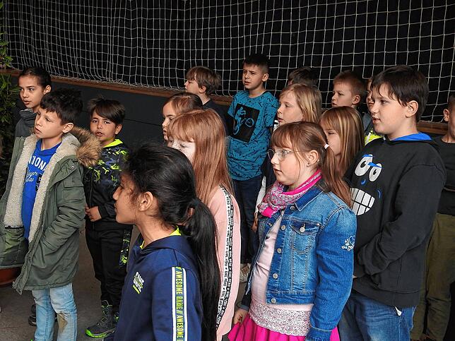 Der Grundschulchor unter Leitung von Karl Gremmelspacher eröffnete das Fest.
