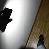 Das Handy als Taschenlampe nutzen, so wie hier auf unserem Symbolbild zu sehen, das haben in der Nacht von Samstag auf Sonntag sicher ...