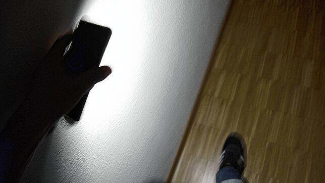 Das Handy als Taschenlampe nutzen, so wie hier auf unserem Symbolbild zu sehen, das haben in der Nacht von Samstag auf Sonntag sicher ...