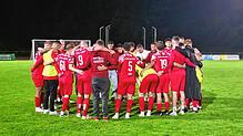 Die Spieler und der Trainerstab des FC RW Salem nach dem Pokal-Aus gegen den FC Teningen