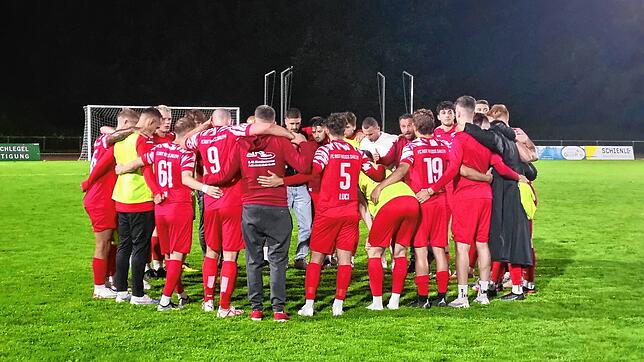 Die Spieler und der Trainerstab des FC RW Salem nach dem Pokal-Aus gegen den FC Teningen