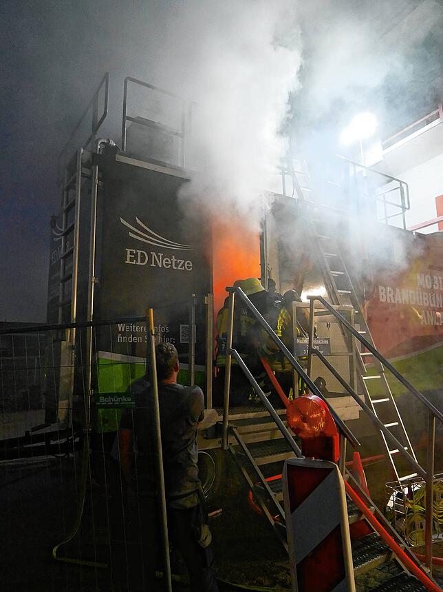 Gasflammen lodern im Simulator, und nach erfogreicher Löschung hüllen dichte Dampfwolken den Container ein.
