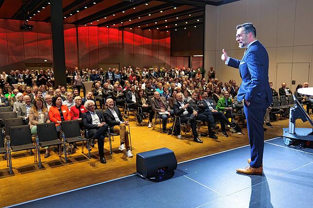 Beim Unternehmerfrühstück im Bodenseeforum Konstanz: Unternehmensberater und Redner Bert Helbig spricht vor rund 300 Zuhörern.