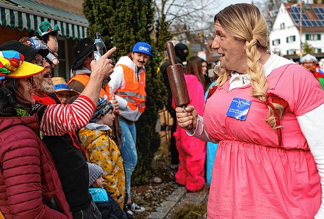 Bild 3: Fastnacht auf dem Schienerberg: Tausende feiern den Höriumzug mit kreativen Mottos