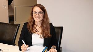 Nicole Dold, Leiterin des Rechnungsamts der Gemeinde, bekommt bei der überörtlichen Prüfung wie auch ihre Kollegen ein gutes Zeugnis ...