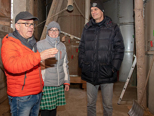 Bürgermeister Arne Zwick (rechts) nutzte den Rundgang durch die Spießmühle, um sich von Clemens und Bettina Spieß (Bildmitte) im ...