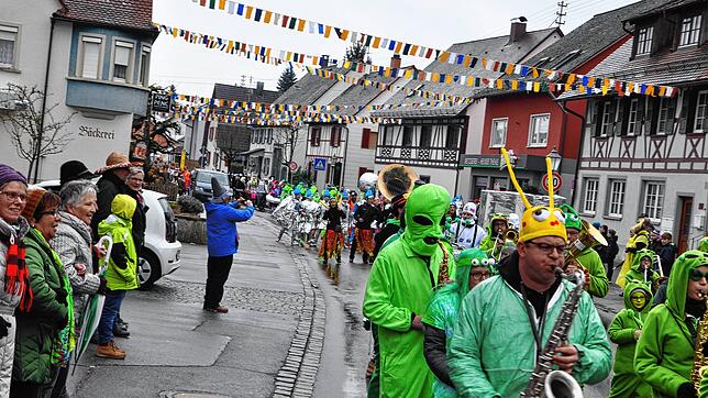 Fröhlicher Narrensprung in Bermatingen: Der ist frühestens 2022 wieder möglich. In der kommenden Saison wird die Fasnet in Bermatingen ...