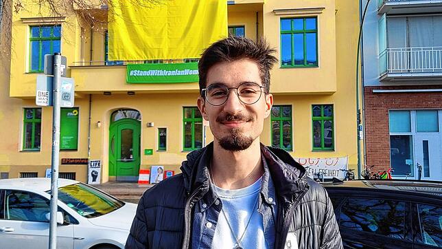 Von Singen nach Berlin: Tabikan Runa vor der Bundesgeschäftsstelle der Grünen in der Hauptstadt, wo er seit diesem Herbst im Team ...