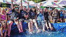 Diese Metalheads genießen beim Festival 2024 die Abkühlung im Pool.