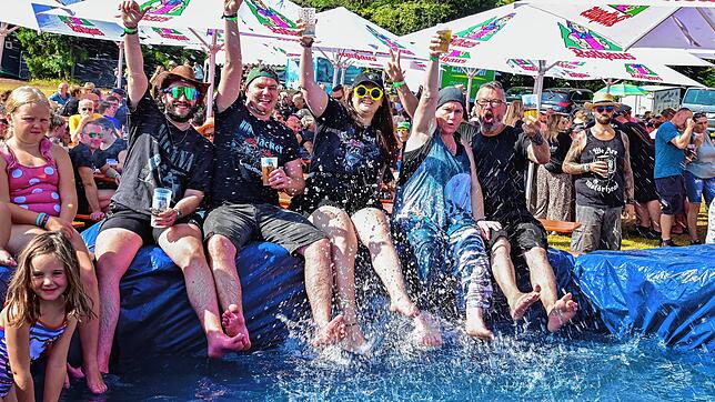 Diese Metalheads genießen beim Festival 2024 die Abkühlung im Pool.