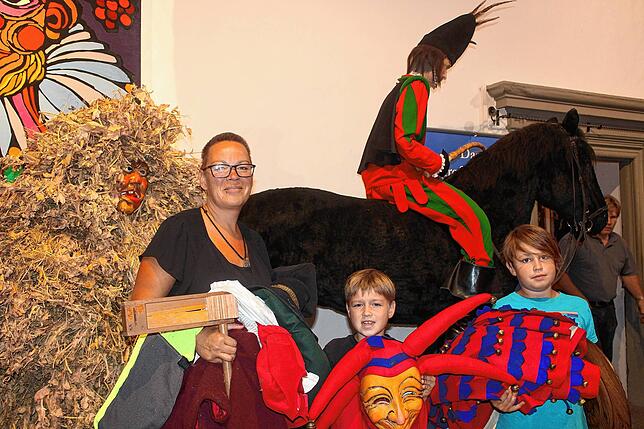 Sabine Maronn von der Bengelschießer-Zunft aus Böhringen hilft mit ihren Söhnen Elias, 8, und Nevio, 9, beim Ausräumen des ...
