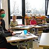 In der Singener Haldenwang-Schule wird seit gestern wieder im Regelbetrieb unterrichtet (von links): Ahmad, Lena Blatter (FSJ), Paul, ...