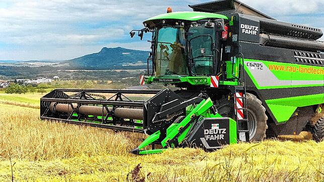 Der Mähdrescher von Landwirt Stefan Leichenauer kommt nicht nur auf dem eigenen Hof zum Einsatz, sondern hilft derzeit auch anderen ...