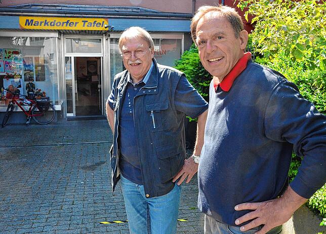 Heute sind Günther Wieth und Reinhard Hendricks (von links), die beiden Vorsitzenden der Zukunftswerkstatt, die die Markdorfer Tafel trägt.