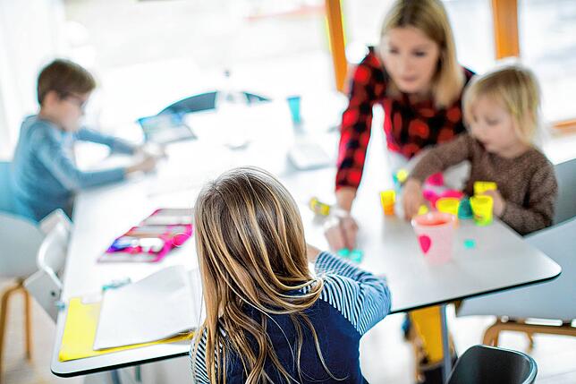 Schulen und Kitas sind geschlossen, stattdessen müssen Eltern sich zu Hause um ihre Kinder kümmern – so war das im Corona-Lockdown.