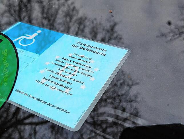 So sieht der Behinderten-Parkausweis aus. Doch immer wieder entdecken Kontrolleure Fälschungen. Und gelegentlich sehen sie, dass gar ...