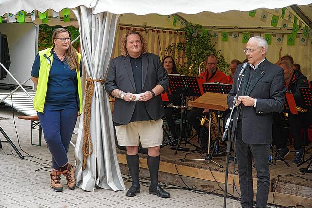 Bürgermeister Fritz Link, der Vorsitzende des Königsfelder Gewerbeverein Fabian Deberling und Karin Lanzen vom Verein Naturpark-Markt ...