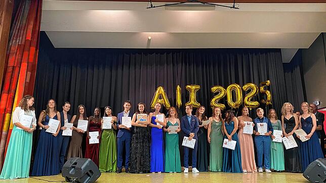 Sie wurden für besondere Leistungen ausgezeichnet: die Preisträger des Lise-Meitner-Gymnasiums Grenzach-Wyhlen bei ihrem Abiball im Haus ...