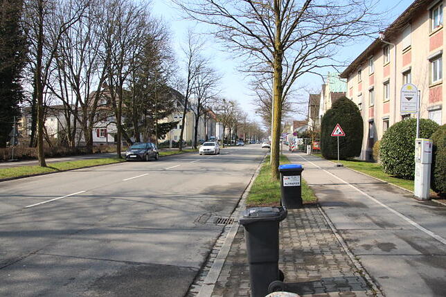 Parkdruck? Auf beiden Seiten der Paulinenstraße parkten am Dienstagmittag gegen 11 Uhr zehn Fahrzeuge.