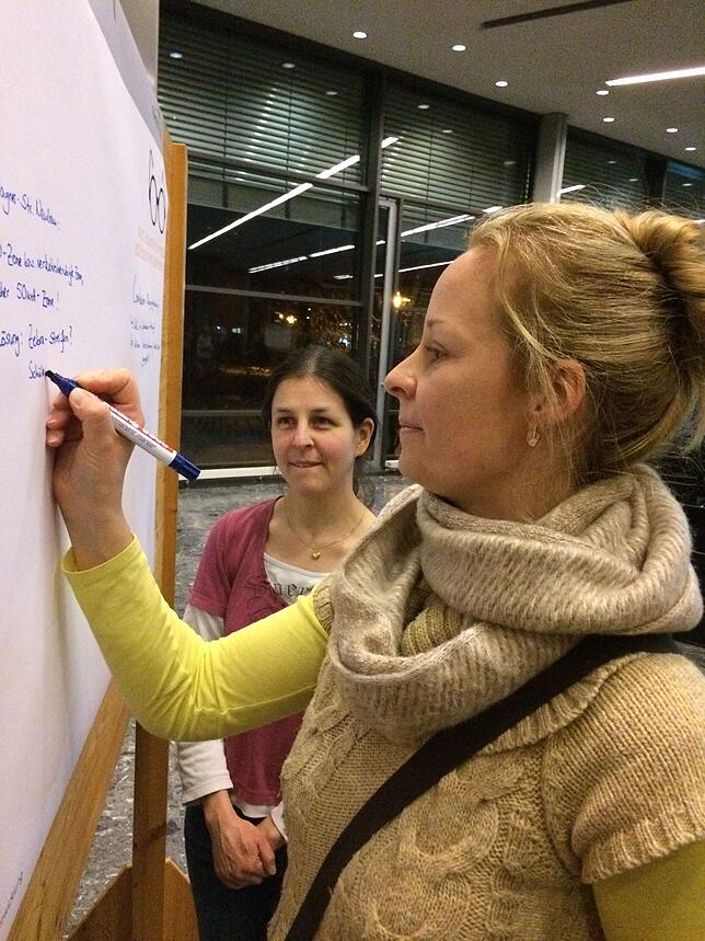 Anne Wojoczek (vorne) und Andrea Miller nutzen die Gelegenheit zur Meinungsäußerung an den Stellwänden.