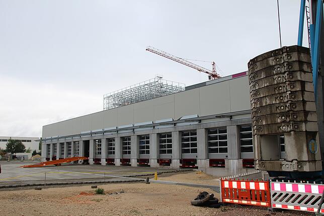 Das Logistikzentrum und das kleiner Hochregallager, das eine Höhe von 24 Meter hat, stehen bereits. Im Hintergrund wird das große ...