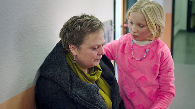 Gabriela Maria Schmeide (l) als Sozialarbeiterin Frau Bafané und Helena Zengel als Benni.