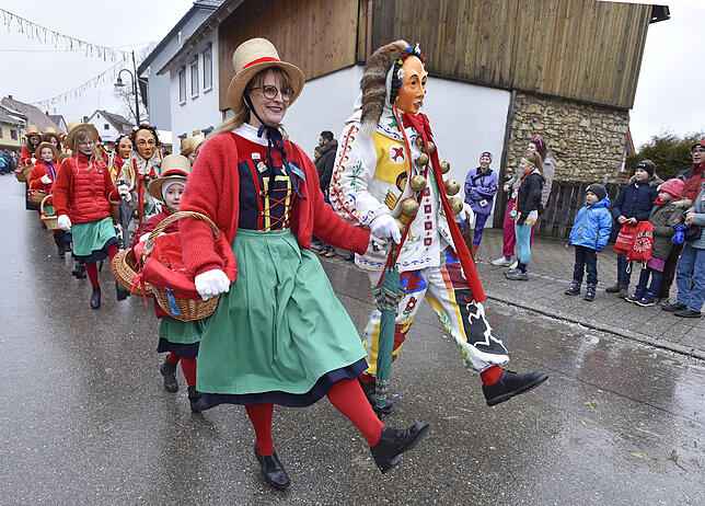 Im typisch synchronen Stechschritt durch die Hattinger Hauptstraße: die Hansel und Gretle der Immendinger Narrenzunft.