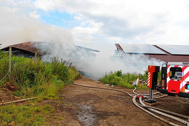 Bild 7: Großeinsatz für die Feuerwehren in Sumpfohren: Ein Gebäude des Hofs Bogenschütz brennt