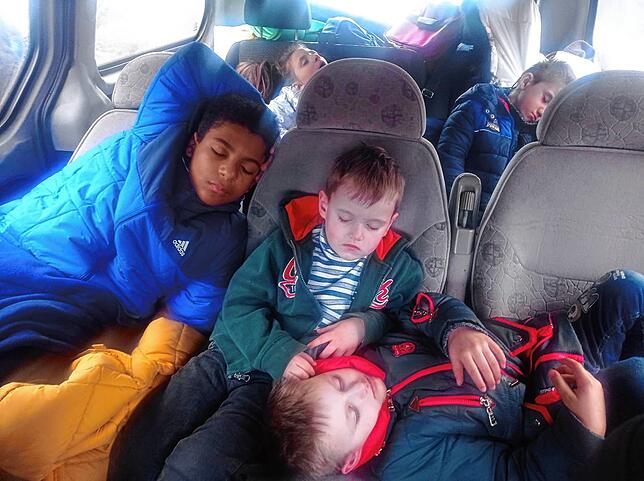 Kinder vom Waisenhaus Kiew unterwegs zur Grenze: Völlig übermüdet sind Vika, Sascha, Jana und Timothej auf der Fahrt eingeschlafen. Sie ...