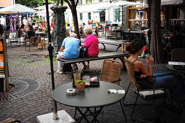 Wessenbergstraße, kostenlos: Wo hier am Karle-Steuer-Brunnen das Café aufhört und die öffentlichen Sitzgelegenheiten anfangen, ist kaum ...