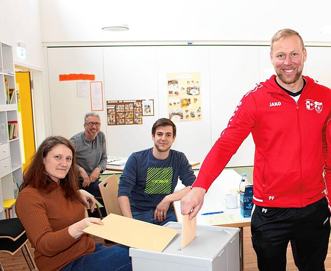 Den Gang zur Wahlurne tritt im Kindergarten in Herdwangen Markus Stehle an. Hier sind Melanie Boos, Christian Kastner und Christof Braun ...
