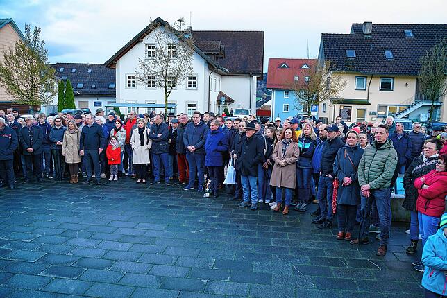 Groß war das Interesse der Bevölkerung: Einige hundert Zuschauer waren bei der Ergebnisverkündung auf dem Rathausplatz dabei.