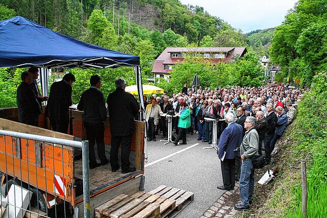 600 Personen setzen sich 2016 für die Wiederöffnung der Albtalstraße ein.
