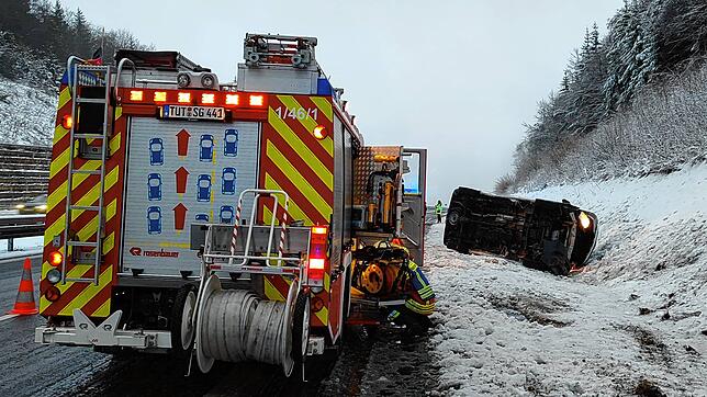 Ein Polizeiwagen ist am Sonntag auf der A81 umgekippt, fünf Polizisten wurden verletzt.