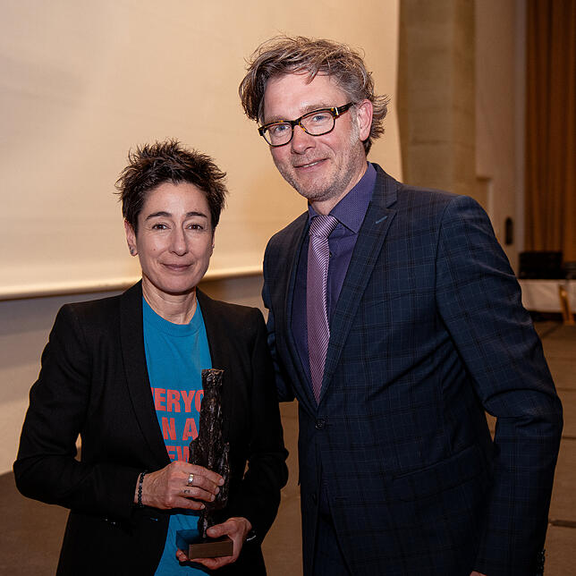 Dunja Hayali (links) sei eine, die „uns vorlebt, wie das geht“, erklärte SÜDKURIER-Chefredakteur Stefan Lutz in seiner Laudatio.