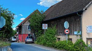 An der Einfahrt in die Pestalozzistraße weisen Schilder auf Tempo 30 und ein Fahrverbot für Lastwagen hin. Doch manche Bürger wünschen ...