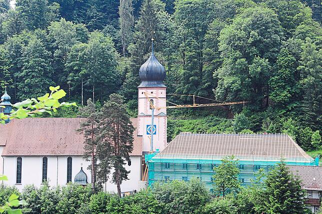 Das Wallfahrtspfarrhaus ist derzeit eingerüstet, weil in einem ersten Bauabschnitt die Fassade und das Dach saniert wird. Das Wallfahrtspfarrhaus ist derzeit eingerüstet, weil in einem ersten Bauabschnitt die Fassade und das Dach saniert wird.