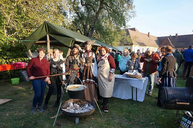 Bild 11: Der Theaterverein Zeitschleuse stellt bei der Schiffstaufe am Kloster in Riedern am Wald einen Teil seiner Kulisse für die nächste Saison vor