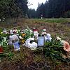 Blumen und Kerzen erinnern nach dem tödlichen Unfall an das Opfer.