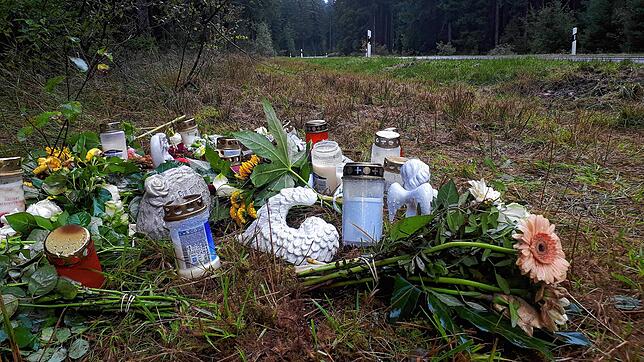 Blumen und Kerzen erinnern nach dem tödlichen Unfall an das Opfer.